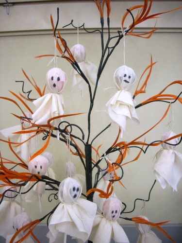 Halloween Crafts - Tootsie Pop Ghost Tree