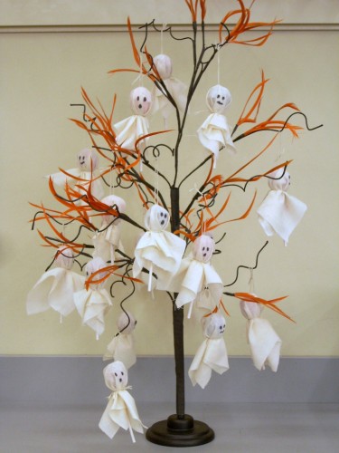 Halloween Crafts - Tootsie Pop Ghost Tree