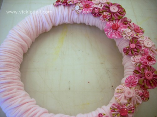 Fleece, Yo-Yo's and Buttons on a  Valentine's Day Wreath