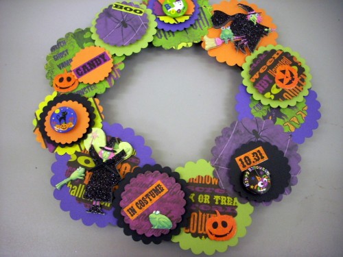 Halloween Crafts: Paper Wreath With LeftOver Supplies