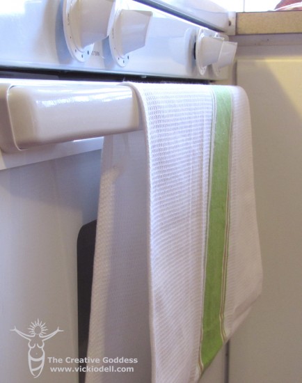 The Paperless Kitchen - Stay Put Oven Door Towel